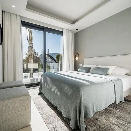 Gorgeous Del Pinar Villa Estepona